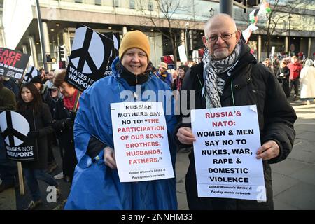 25. Februar 2023 BBC HQ, LONDON, GROSSBRITANNIEN. Tausende Anti-Kriegs-Demonstranten beenden den Krieg in der Ukraine – Nein zum Atomkrieg, Nein zur russischen Invasion, Nein zur nato, Versammlung außerhalb der BBC, marsch zur Trafalgar-Rallye, London, Großbritannien. Stockfoto