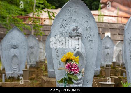 Steinstatuen von Ojizou san, Beschützer der Kinder, Hanibe-Höhlen, Ishikawa, Japan. Stockfoto