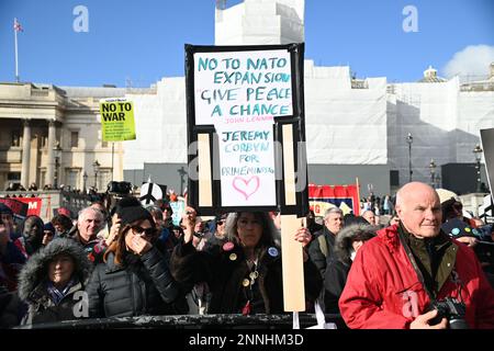 25. Februar 2023 BBC HQ, LONDON, GROSSBRITANNIEN. Tausende Anti-Kriegs-Demonstranten beenden den Krieg in der Ukraine – Nein zum Atomkrieg, Nein zur russischen Invasion, Nein zur nato, Versammlung außerhalb der BBC, marsch zur Trafalgar-Rallye, London, Großbritannien. Stockfoto