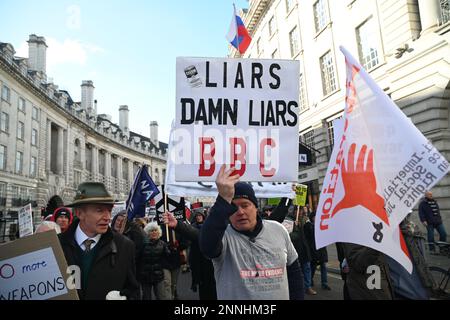 25. Februar 2023 BBC HQ, LONDON, GROSSBRITANNIEN. Tausende Anti-Kriegs-Demonstranten beenden den Krieg in der Ukraine – Nein zum Atomkrieg, Nein zur russischen Invasion, Nein zur nato, Versammlung außerhalb der BBC, marsch zur Trafalgar-Rallye, London, Großbritannien. Stockfoto