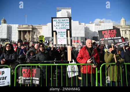 25. Februar 2023 BBC HQ, LONDON, GROSSBRITANNIEN. Tausende Anti-Kriegs-Demonstranten beenden den Krieg in der Ukraine – Nein zum Atomkrieg, Nein zur russischen Invasion, Nein zur nato, Versammlung außerhalb der BBC, marsch zur Trafalgar-Rallye, London, Großbritannien. Stockfoto