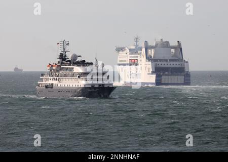 Das Kreuzfahrtschiff MS HEBRIDEN SKY, das an der Kanalfähre MV MONT ST MICHEL im Solent vorbeifährt Stockfoto