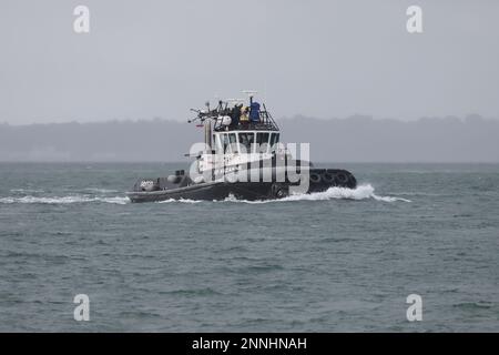 Der Serco Marine Tug SD SUZANNE kehrt mit abgesenktem Mast unter bedeckten Bedingungen zum Marinestützpunkt zurück Stockfoto