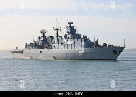 Die deutsche Fregatte FGS MECKLENBURG-VORPOMMERN der Brandenburger Klasse kommt am Marinestützpunkt an Stockfoto