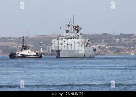 Der Serco Tug SD BOUNTIFUL führt die deutsche Fregatte FGS MECKLENBURG-VORPOMMERN in Richtung Prinzessin Royal Jetty auf dem Marinestützpunkt Stockfoto