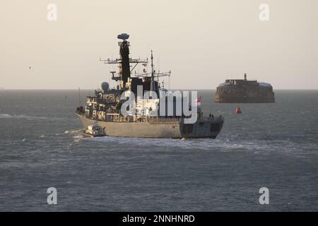 Die in Plymouth ansässige Fregatte HMS SOMERSET aus der Royal Navy Typ 23 geht in der Morgensonne in die Solent Stockfoto