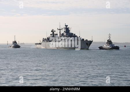 Die Serco zieht GROSSZÜGIG und UNABHÄNGIG und führt die deutsche Fregatte FGS MECKLENBURG-VORPOMMERN in den Marinestützpunkt Stockfoto