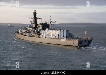 Die Fregatte HMS SOMERSET aus Plymouth, Royal Navy Typ 23, startet am frühen Morgen in der Sonne vom Marinestützpunkt Stockfoto