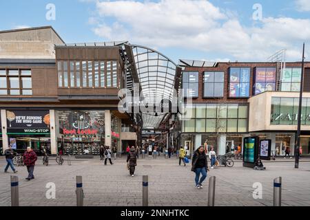 Penn Street Eingang zum Cabot Centre Shopping Centre in Bristol, Großbritannien am 25. Februar 2023 Stockfoto