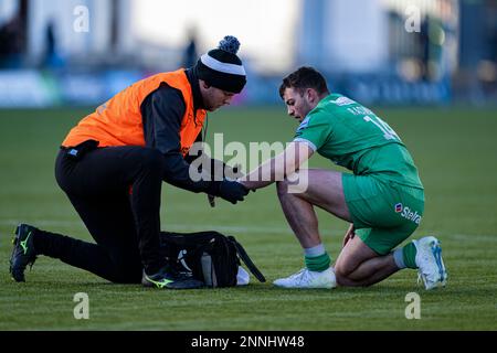 LONDON, VEREINIGTES KÖNIGREICH. 25., Feb. 2023. Adam Radwan Newcastle Falcons wurde vom Arzt für seine linke Hand während des Gallagher Premiership Rugby Match zwischen Saracens und Newcastle Falcons am Samstag, den 25. Februar 2023 im StoneX Stadium behandelt. LONDON, ENGLAND. Kredit: Taka G Wu/Alamy Live News Stockfoto