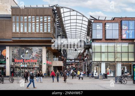 Penn Street Eingang zum Cabot Centre Shopping Centre in Bristol, Großbritannien am 25. Februar 2023 Stockfoto