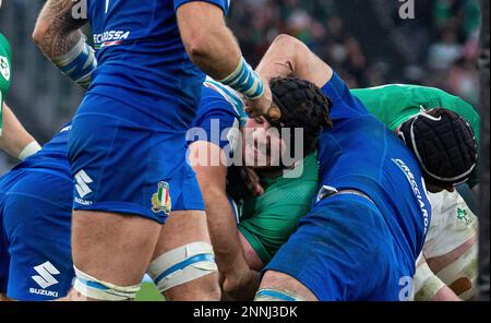 Rom, Italien. 25. Februar 2023 Irland hält Tom O'Toole während des Spiels an einem engen Ort auf. Italien gegen Irland, Six Nations Rugby. Stadio Olimpico. Rom, Italien. 25. Februar 2023 Stockfoto