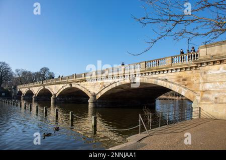 Serpentine Bridge an einem sonnigen Februar-Tag im Hyde Park, London, England Stockfoto