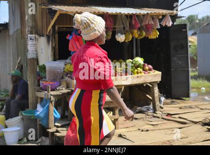 Afrikanische Slums entlang der Northern Bypass Road in Runda, Nairobi KE Stockfoto