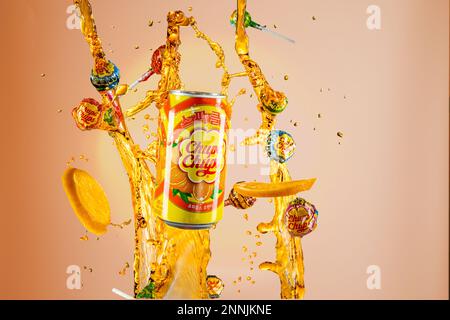 Kiew, Ukraine - August 21,2022: Limonade und Süßigkeiten Chupa chups. Schweben von Getränken und Süßigkeiten. Süßwasser Chupa chups. Stockfoto