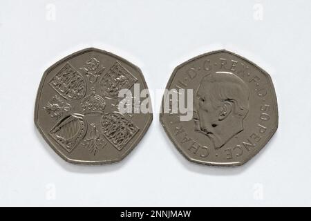 CHESTER, VEREINIGTES KÖNIGREICH, 25. FEBRUAR 2023: Neue britische 50-Pence-Münze für den neuen König Charles III Stockfoto