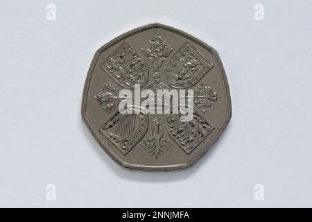 CHESTER, VEREINIGTES KÖNIGREICH, 25. FEBRUAR 2023: Neue britische 50-Pence-Münze für den neuen König Charles III Stockfoto