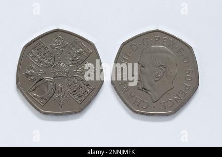 CHESTER, VEREINIGTES KÖNIGREICH, 25. FEBRUAR 2023: Neue britische 50-Pence-Münze für den neuen König Charles III Stockfoto