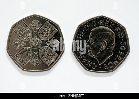 CHESTER, VEREINIGTES KÖNIGREICH, 25. FEBRUAR 2023: Neue britische 50-Pence-Münze für den neuen König Charles III Stockfoto