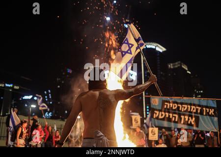 Tel Aviv, Israel. 25. Februar 2023. Demonstranten nehmen an einem regierungsfeindlichen Protest Teil. Kredit: Ilia Yefimovich/dpa/Alamy Live News Stockfoto