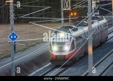 Neunkirchen: Südbahn-Bahnlinie im Gebiet Steinfeld, ÖBB-Nahzug, elektrifizierte Strecke, Grabenpfeiler in Wiener Alpen, Alpen, Niederösterreich, Lo Stockfoto