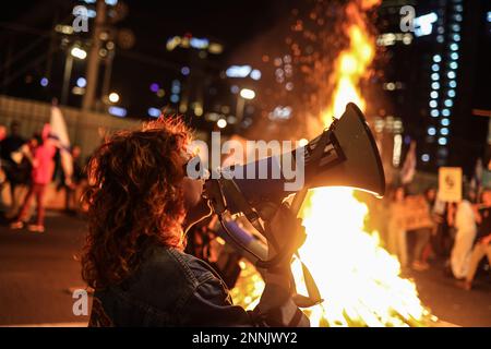 Tel Aviv, Israel. 25. Februar 2023. Ein Protestteilnehmer spricht während eines regierungsfeindlichen Protests über ein Megafon. Kredit: Ilia Yefimovich/dpa/Alamy Live News Stockfoto