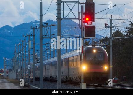 Neunkirchen: Eisenbahnverbindung Südbahn im Gebiet Steinfeld, Eisenbahn der ÖBB, elektrifizierte Strecke, Fahrbahnhöfe, Berg Sonnwendstein in der Wiener Alpen, Stockfoto