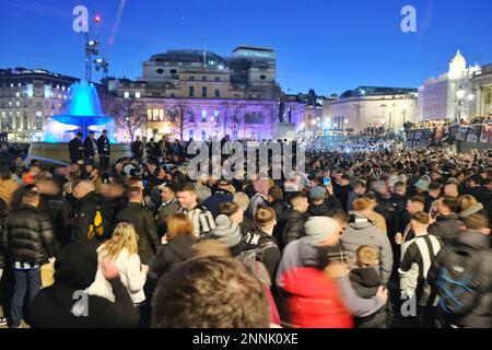 London, Großbritannien. 25. Februar 2023. Tausende Fußballfans von Newcastle versammeln sich am Trafalgar Square vor dem Carabao Cup-Finale (EFL Cup) am Sonntag, wo die Magpies gegen Manchester United antreten. Kredit: Elfte Stunde Fotografie/Alamy Live News Stockfoto