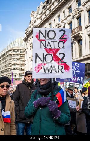 Frau mit russischer Flagge und russischem Plakat "No 2 NATO, No2 war", Kampagne für nukleare Abrüstung (CND) und Demonstration der Kriegskoalition stoppen Stockfoto