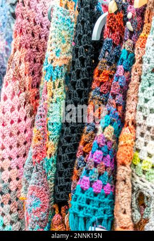 Hintergrund. Buntes, handgefertigtes Stoffmuster. Gestrickte Textur. Nahaufnahme, Vollformat. Stockfoto