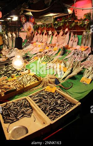 Fisch und Meeresfrüchte auf einem Markt in Istanbul, Türkei Stockfoto