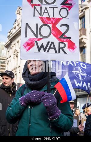 Frau mit russischer Flagge und russischem Plakat "No 2 NATO, No2 war", Kampagne für nukleare Abrüstung (CND) und Demonstration der Kriegskoalition stoppen Stockfoto