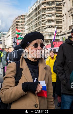 Frau mit russischer Flagge, Kampagne für nukleare Abrüstung (CND) und Stopp der Demonstration der Kriegskoalition, die das Ende des Krieges in der Ukraine in London fordert Stockfoto