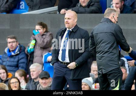 Everton, Großbritannien. 25. Februar 2023. Sean Dyche, der Manager von Everton, schaut zu. Spiel der Premier League, Everton gegen Aston Villa im Goodison Park in Liverpool am Samstag, den 25. Februar 2023. Dieses Bild darf nur zu redaktionellen Zwecken verwendet werden. Nur redaktionelle Verwendung, Lizenz für kommerzielle Verwendung erforderlich. Keine Verwendung bei Wetten, Spielen oder Veröffentlichungen von Clubs/Ligen/Spielern. Bild von Chris Stading/Andrew Orchard Sportfotografie/Alamy Live News Kredit: Andrew Orchard Sportfotografie/Alamy Live News Stockfoto