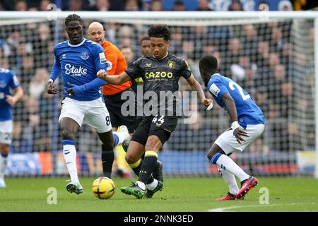 Everton, Großbritannien. 25. Februar 2023. Boubacar Kamara von Aston Villa (c) gibt den Ball ab. Spiel der Premier League, Everton gegen Aston Villa im Goodison Park in Liverpool am Samstag, den 25. Februar 2023. Dieses Bild darf nur zu redaktionellen Zwecken verwendet werden. Nur redaktionelle Verwendung, Lizenz für kommerzielle Verwendung erforderlich. Keine Verwendung bei Wetten, Spielen oder Veröffentlichungen von Clubs/Ligen/Spielern. Bild von Chris Stading/Andrew Orchard Sportfotografie/Alamy Live News Kredit: Andrew Orchard Sportfotografie/Alamy Live News Stockfoto