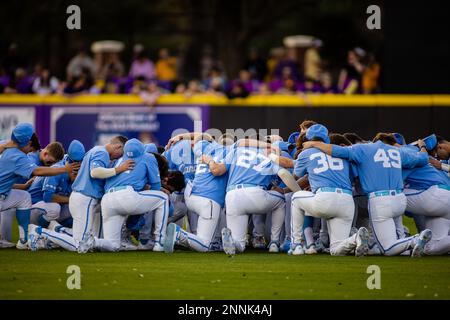 Greenville, NC, USA. 24. Februar 2023. North Carolina Tar Heels beten vor dem NCAA Baseball-Kampf gegen die East Carolina Pirates im Clark LeClair Stadium in Greenville, NC. (Scott Kinser). Kredit: csm/Alamy Live News Stockfoto