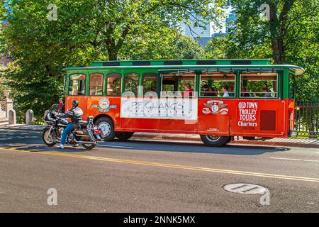 Ein Tourbus auf der Straße in der Nähe des Massachusetts State House, Boston, MA Stockfoto