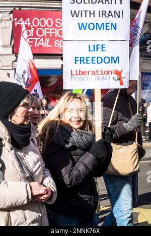 Kampagne für nukleare Abrüstung (CND) und Stopp der Demonstration der Kriegskoalition, die das Ende des Krieges in der Ukraine, Piccadilly Circus, London, Großbritannien fordert Stockfoto