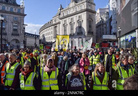 London, Großbritannien. 25. Februar 2023. Demonstranten marschieren mit Anti-Kriegsbannern und Plakaten während der Demonstration im Piccadilly Circus. Demonstranten marschierten durch das Zentrum Londons und forderten ein Ende des Krieges in der Ukraine. Kredit: SOPA Images Limited/Alamy Live News Stockfoto