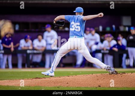 Greenville, NC, USA. 24. Februar 2023. North Carolina Tar Heels Pitcher Max Carlson (35) tritt gegen die East Carolina Pirates im NCAA Baseball-Match im Clark LeClair Stadium in Greenville, NC an. (Scott Kinser). Kredit: csm/Alamy Live News Stockfoto