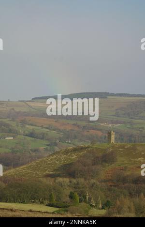 Rainbow Above Boot's Folly, ein Denkmal vom Strines Reservoir, Bradfield Dale, Sheffield. Peak District, Derbyshire (Strines Tower/Sugworth Tower) Stockfoto