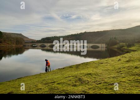 Müllsammler (Männlich/Mann) sammelt Müll im Peak District National Park am Ladybower Reservoir, Derbyshire. Stockfoto