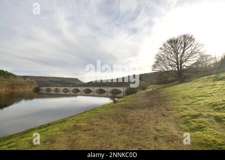 Ashopton Viaduct – Eine Brücke mit Viadukt, die einen Teil der Snake Road (Snakes Pass) am Ladybower Reservoir, Peak District, Derbyshire, Großbritannien, unterstützt. Stockfoto