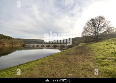 Ashopton Viaduct – Eine Brücke mit Viadukt, die einen Teil der Snake Road (Snakes Pass) am Ladybower Reservoir, Peak District, Derbyshire, Großbritannien, unterstützt. Stockfoto