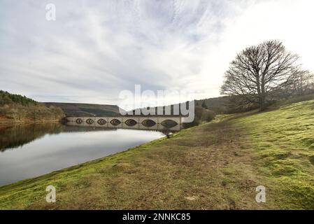 Ashopton Viaduct – Eine Brücke mit Viadukt, die einen Teil der Snake Road (Snakes Pass) am Ladybower Reservoir, Peak District, Derbyshire, Großbritannien, unterstützt. Stockfoto