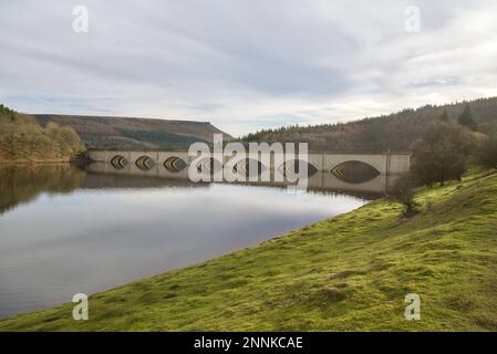 Ashopton Viaduct – Eine Brücke mit Viadukt, die einen Teil der Snake Road (Snakes Pass) am Ladybower Reservoir, Peak District, Derbyshire, Großbritannien, unterstützt. Stockfoto