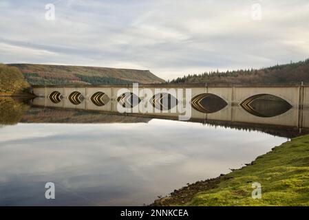 Ashopton Viaduct – Eine Brücke mit Viadukt, die einen Teil der Snake Road (Snakes Pass) am Ladybower Reservoir, Peak District, Derbyshire, Großbritannien, unterstützt. Stockfoto