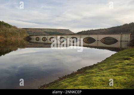 Ashopton Viaduct – Eine Brücke mit Viadukt, die einen Teil der Snake Road (Snakes Pass) am Ladybower Reservoir, Peak District, Derbyshire, Großbritannien, unterstützt. Stockfoto