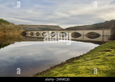 Ashopton Viaduct – Eine Brücke mit Viadukt, die einen Teil der Snake Road (Snakes Pass) am Ladybower Reservoir, Peak District, Derbyshire, Großbritannien, unterstützt. Stockfoto