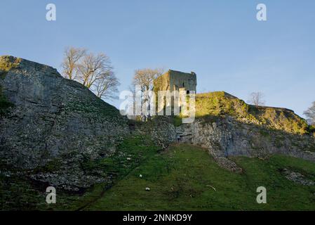 Peveril Castle in Sicht, wenn die Sonne untergeht. Über Cave Dale, Kalksteinweg in Castleton, Derbyshire. Castleton Castle (Nationalpark Peak District) Stockfoto